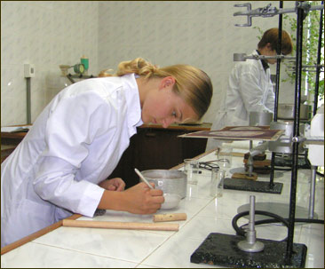 Татьяна Василевская (г. Минск), выпускница курсов 2008 г., ныне студентка 1 курса Химфака МГУ, проводит эксперимент на практикуме по неорганической химии